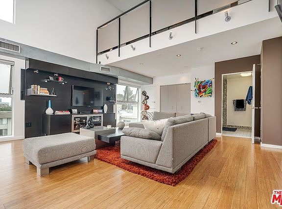 4th image of 7062 Hawthorn Ave APT 305