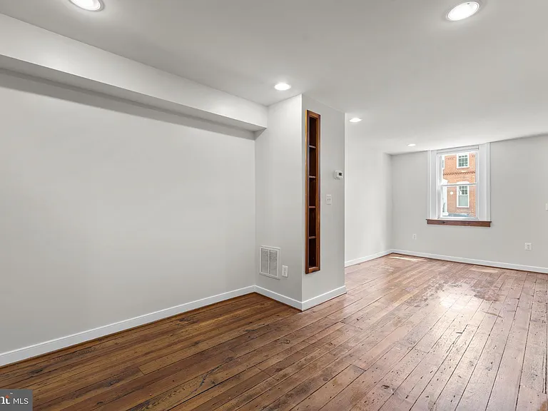 112 E Randall St — Photo 12