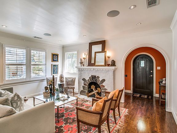 3rd image of 6923 Vivian Ave