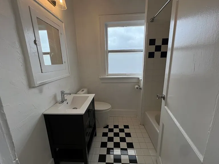 3021 1/2 N Robinson Ave — Photo 4