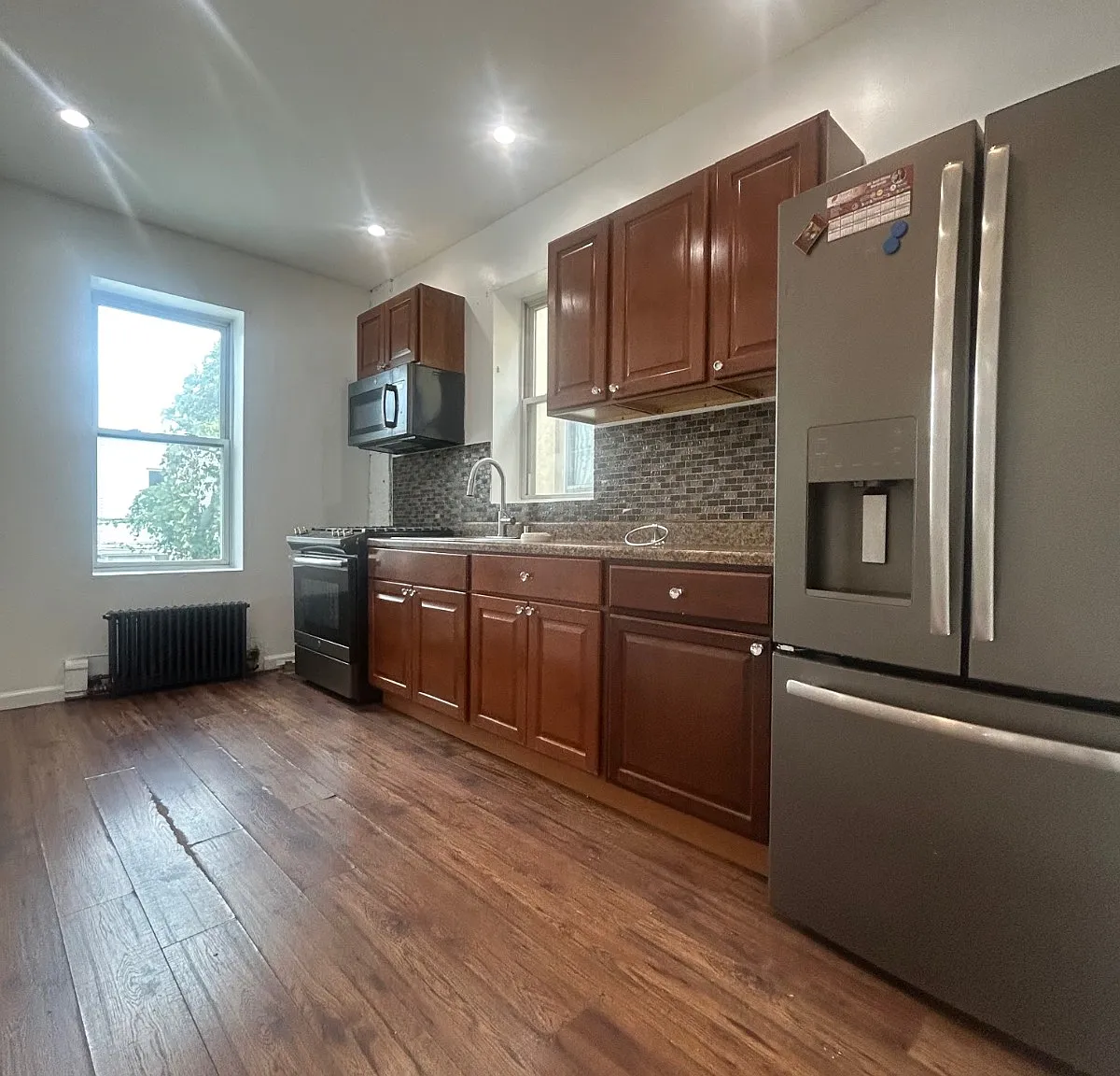 3 bed, 1.0 bath, 1000 sqft, $3,300 — Photo 2
