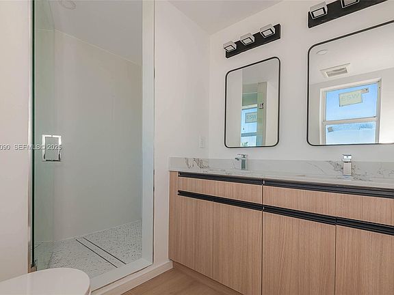 5th image of 824 SE 12th Ct #1