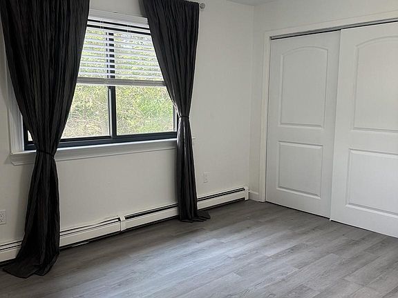 5th image of 27 Stuart Dr