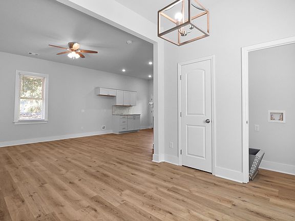 5th image of 826 W Victory Dr
