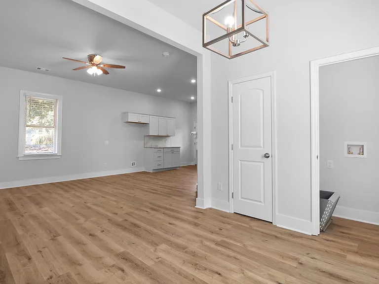 826 W Victory Dr — Photo 5