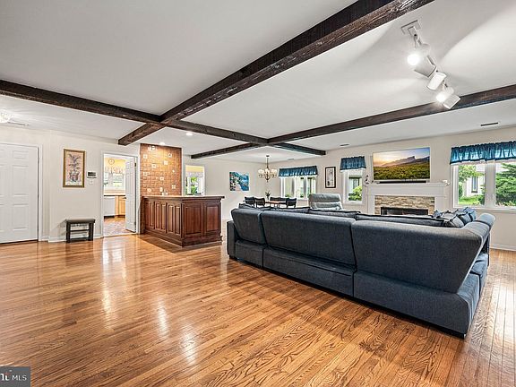 5th image of 353 Devon Way #353