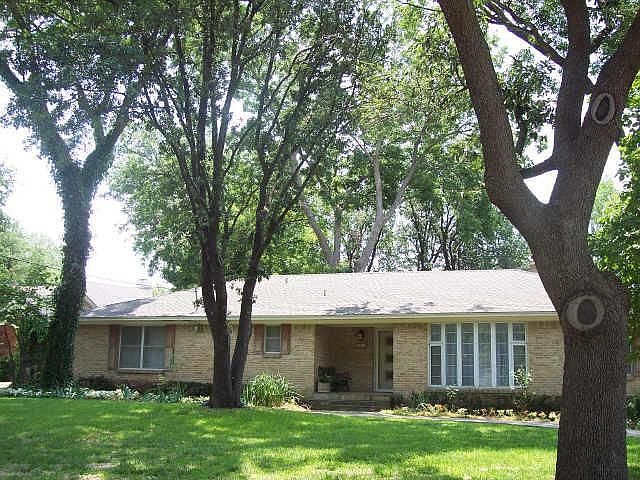 1st image of 923 Blue Lake Cir