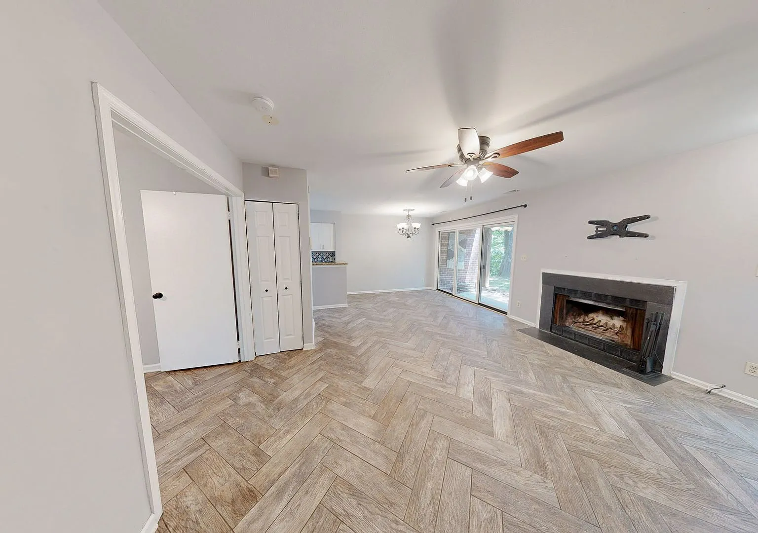 Spacious and Updated 1 bed + 1 BA Condo - walk out level — Photo 3