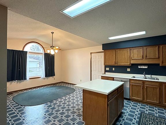 5th image of 24 Appomatox Ave