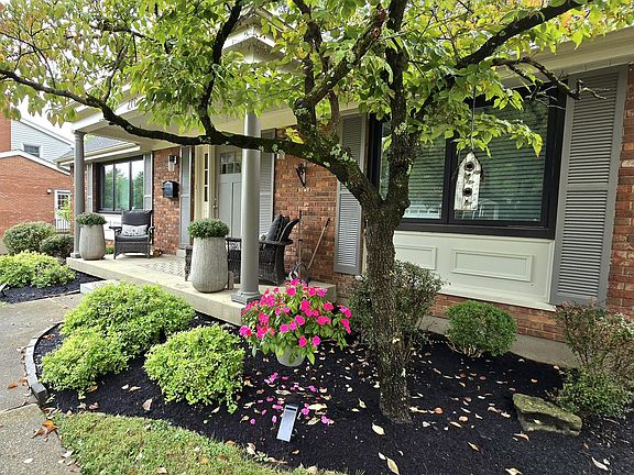 3rd image of 211 Applewood Dr