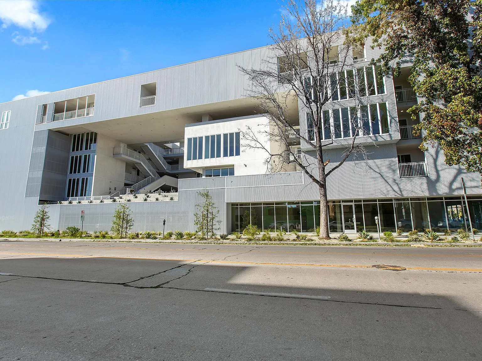 11NOHO APARTMENTS — Photo 2