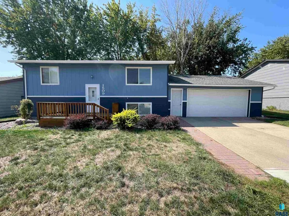 1509 E Rushmore Dr, Brandon, SD 57005