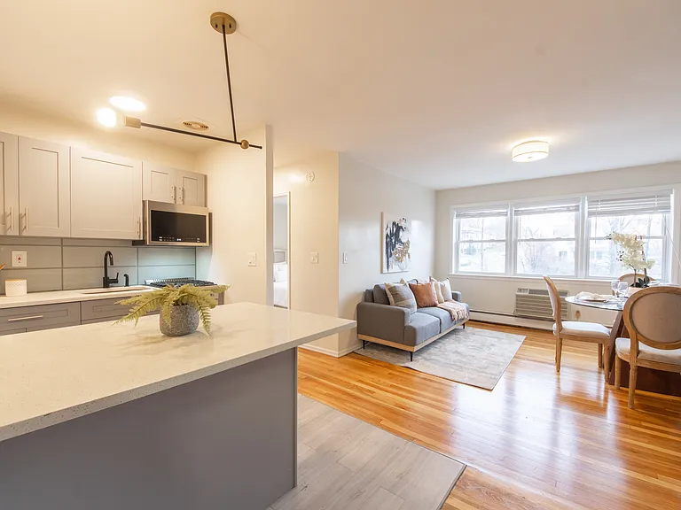 Pine Street Apartments — Photo 4