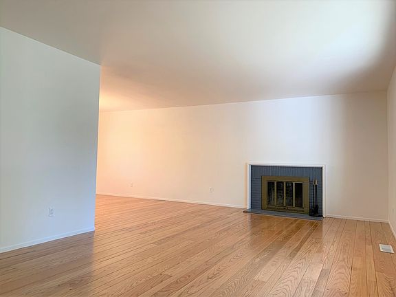 4th image of 974 King Henry Way