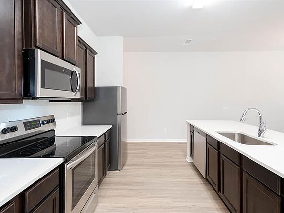 4th image of 625 Everett Ln