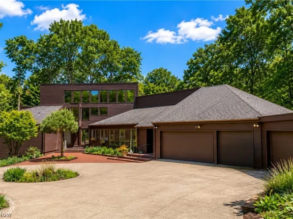 6 Whisperwood Ln, Hunting Valley, OH 44022