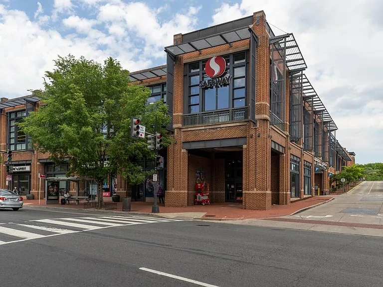 Safeway and boutique retail located near Park Crest Apartments in Glover Park DC