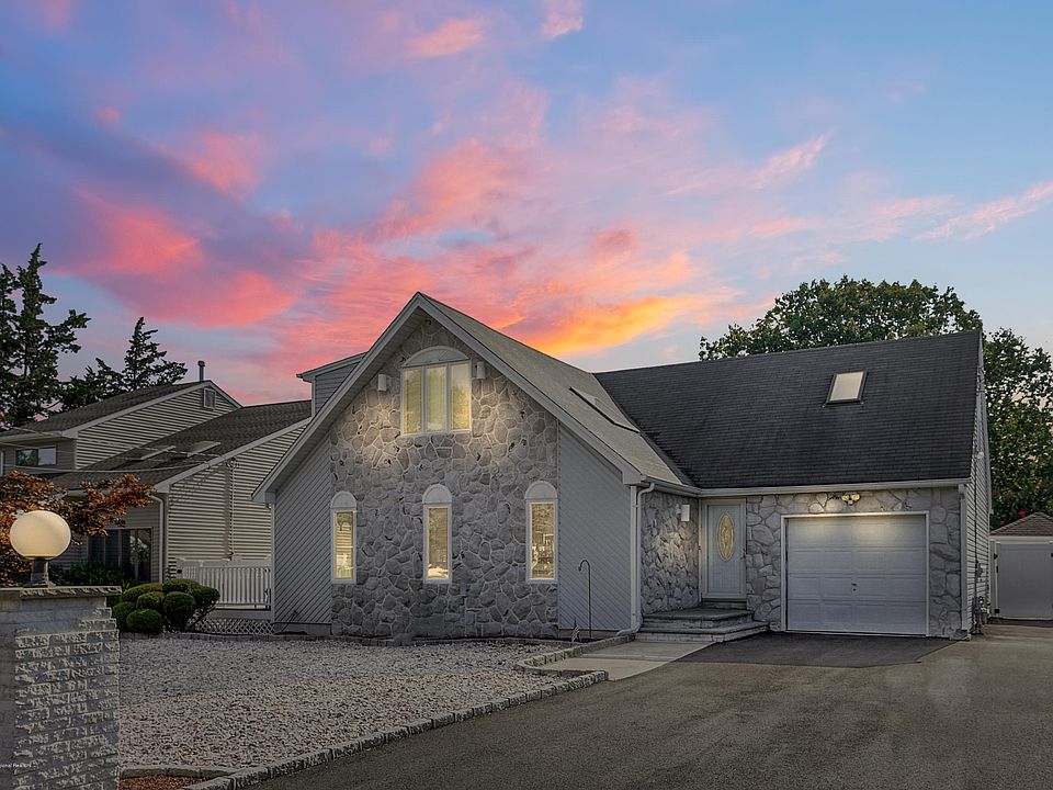 1st image of 5 Crowder Dr