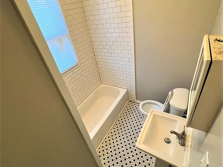 1304 Court Ave — Photo 6