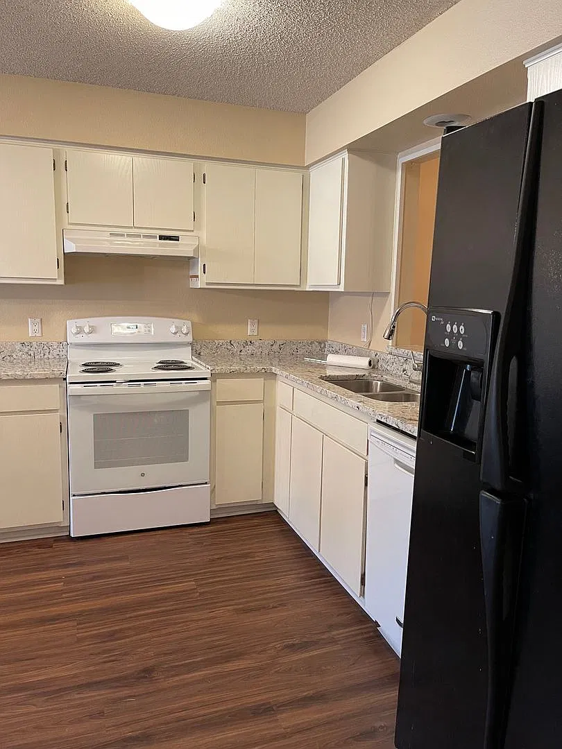 2 Bedroom, 1.5 bathroom townhome located in a quiet neighborhood. Amenities can be transferred! — Photo 3