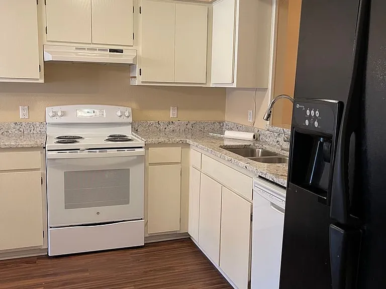 17 Lindsay Ln — Photo 3