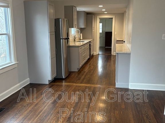 4th image of 310 E 70th Ter