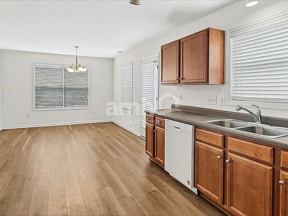 4th image of 611 Blue Lake Dr