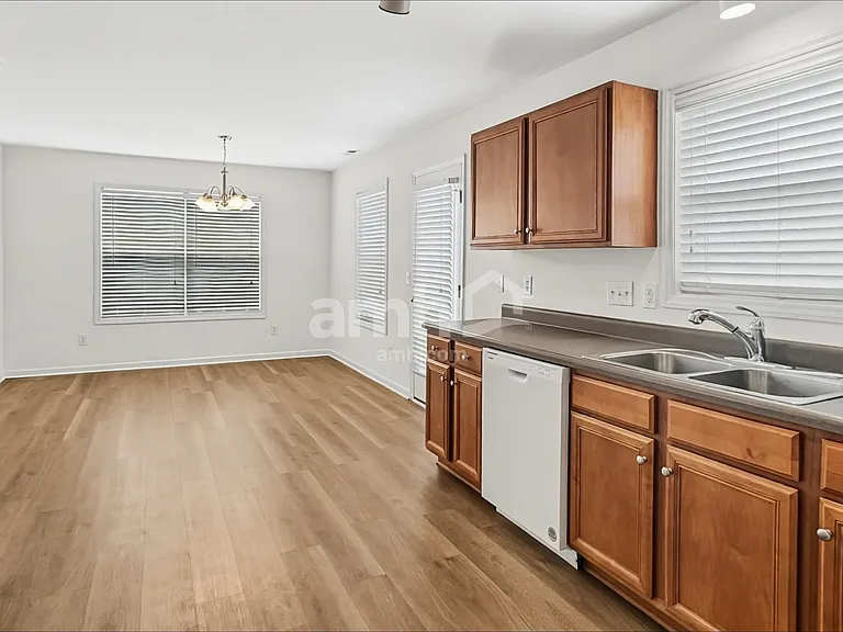 611 Blue Lake Dr — Photo 4