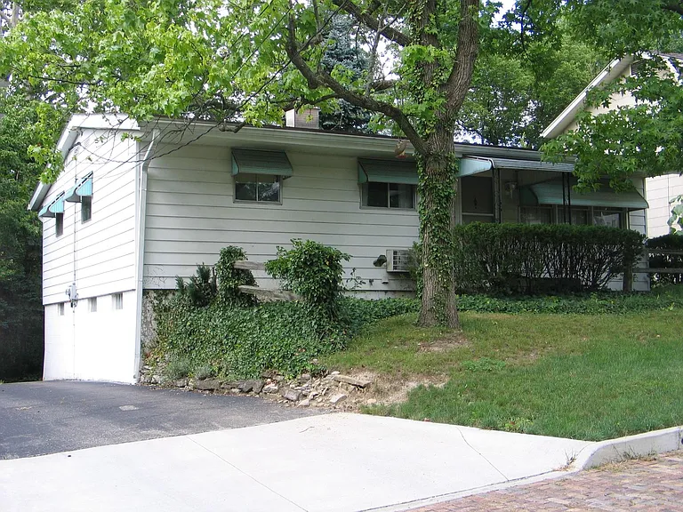 156 Parkview Ave — Photo 1