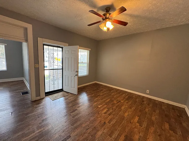 802 Iowa St — Photo 6