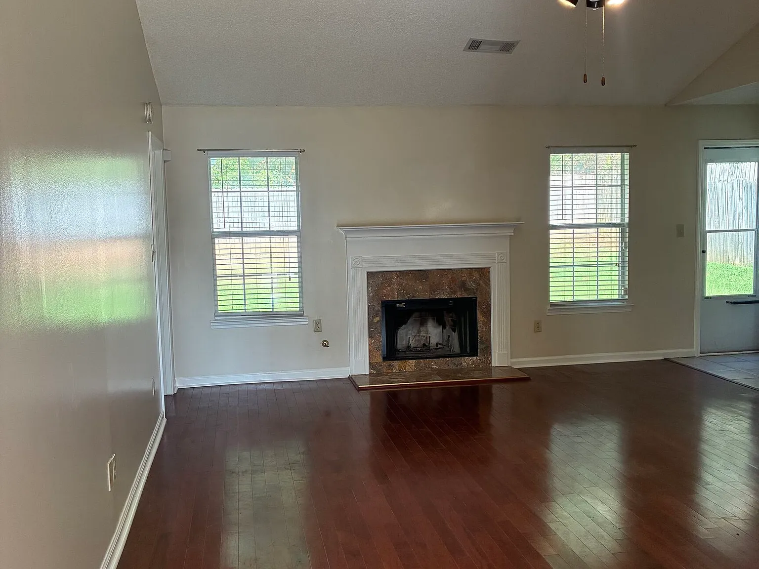 3 bed, 2.0 bath, 1420 sqft, $1,750 — Photo 4