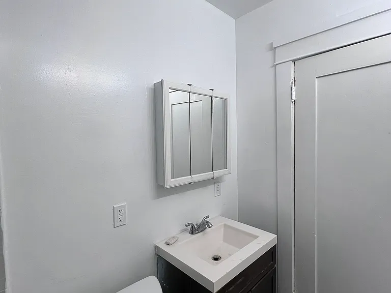 415 W 8th St — Photo 13