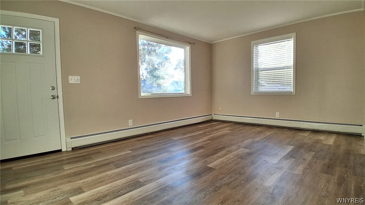 3 bed, 1.0 bath, 1297 sqft, $2,500 — Photo 3