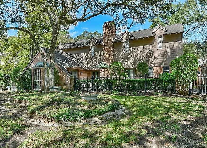 Beautiful 2 story home in the North section of Walnut Bend ready for the perfect remodel.