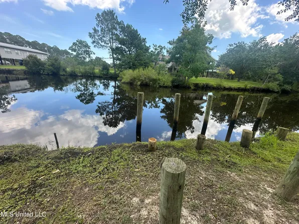 10006 Avenue H, Bay Saint Louis, MS 39520