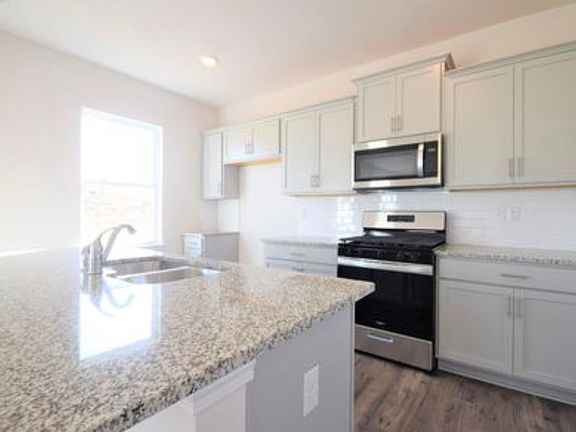 3rd image of 492 Fenwick Dr