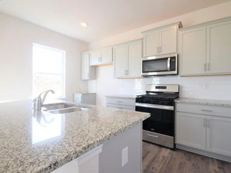 492 Fenwick Dr — Photo 3