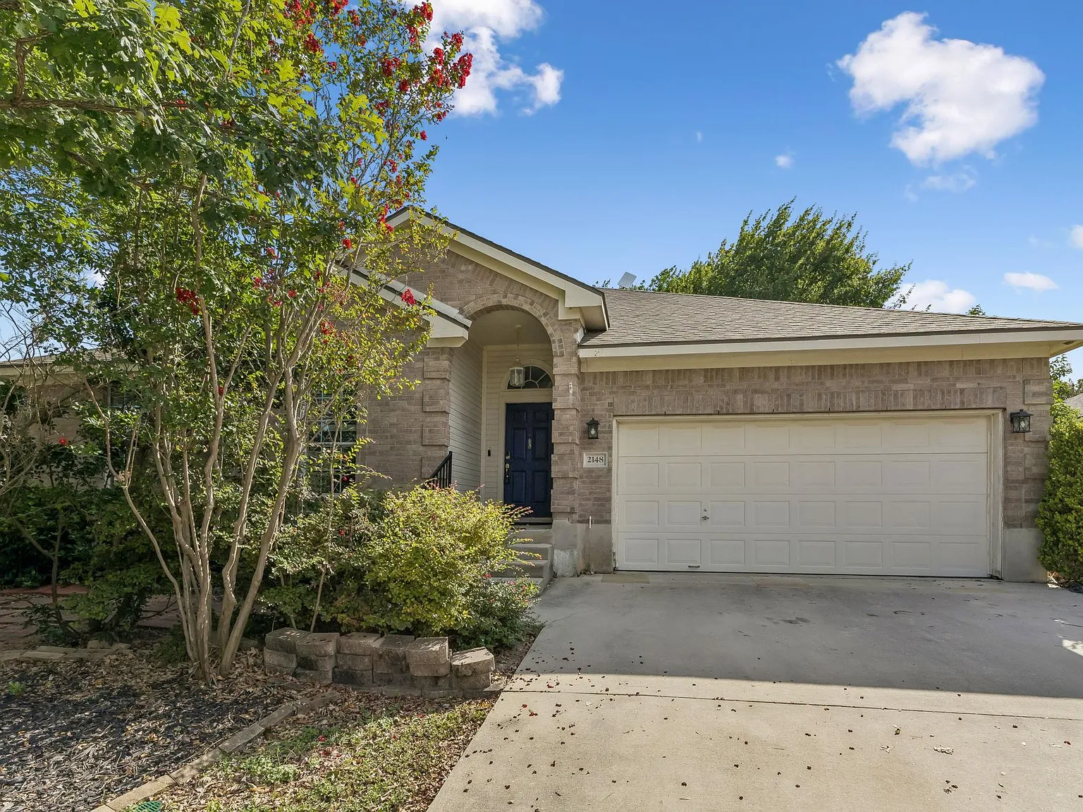 4 bed, 2.0 bath, 1994 sqft, $2,000 — Photo 3