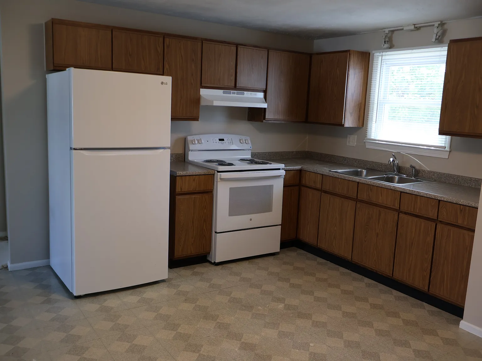 2 bed, 728 sqft, $1,900 — Photo 1