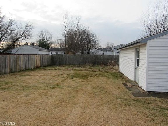 3rd image of 833 Rosewood Dr