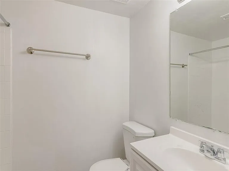 The Hub at 934 Apartments — Photo 11