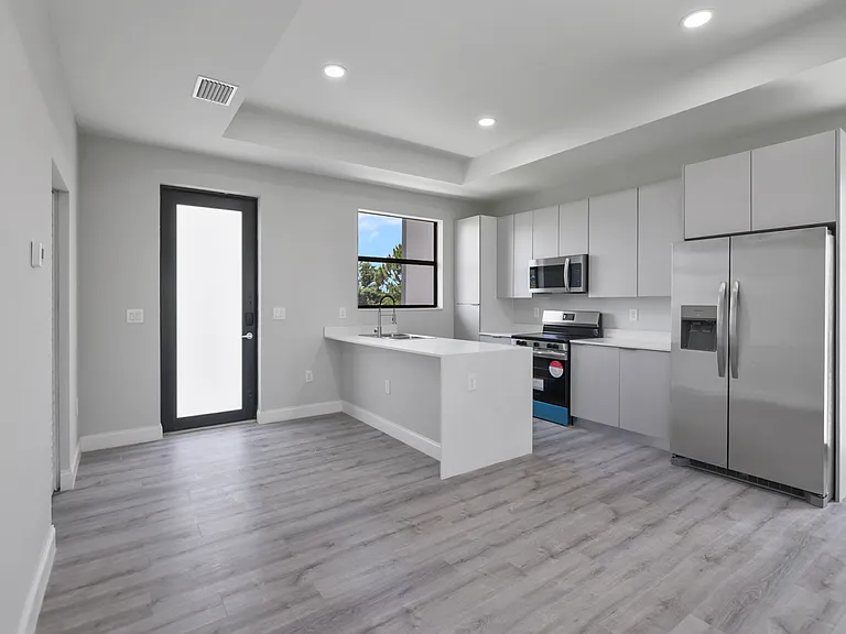 3000 66th St W — Photo 2