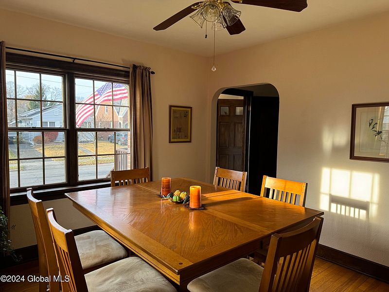 5th image of 127 Fleetwood Avenue