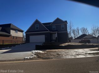 712 Pinecreek Dr, Fenton, MI 48430