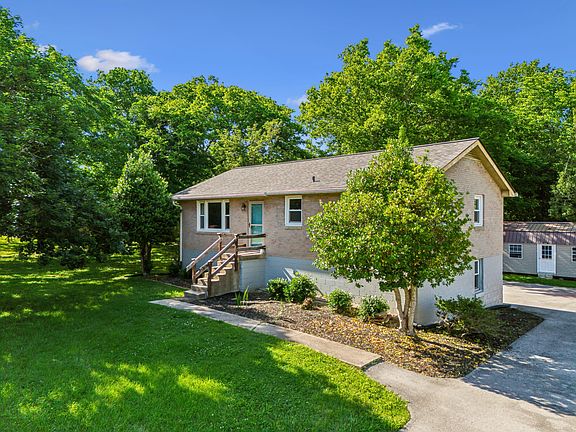 3rd image of 221 Cedar Creek Dr