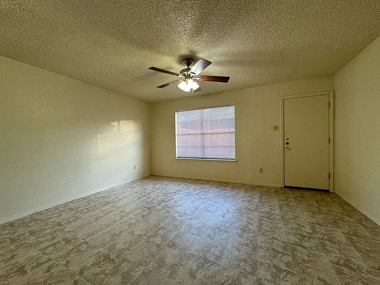 214 Romana Cir #E — Photo 9