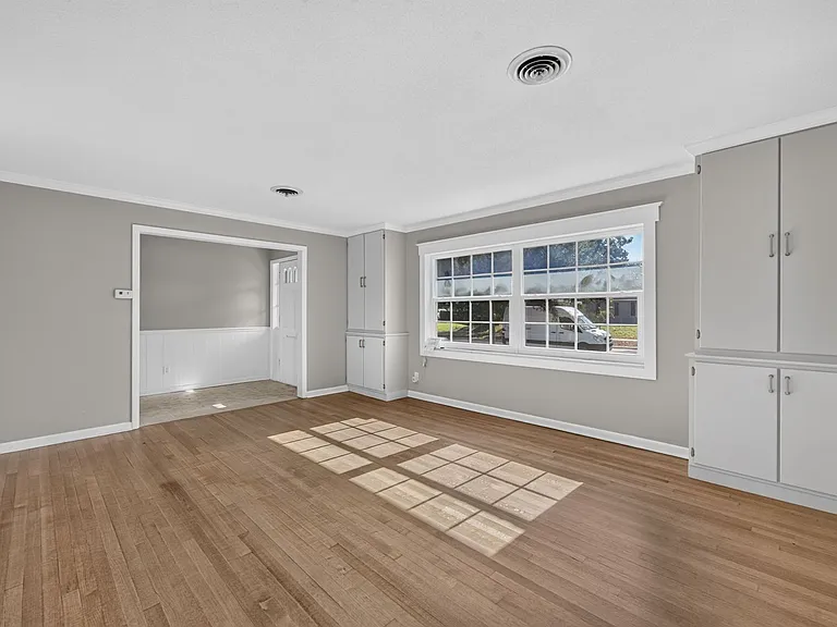 677 Selkirk Dr — Photo 9