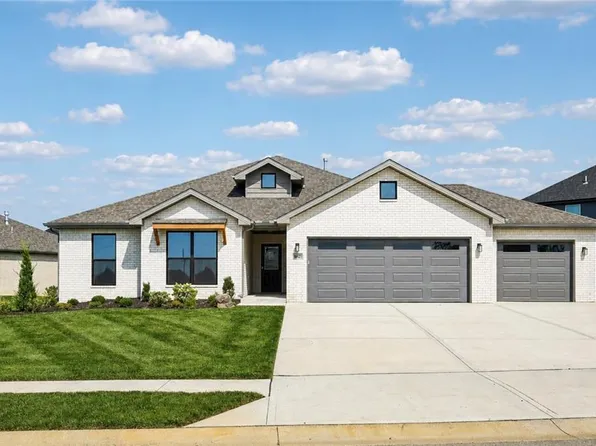 16322 W 166th Ct, Olathe, KS 66062