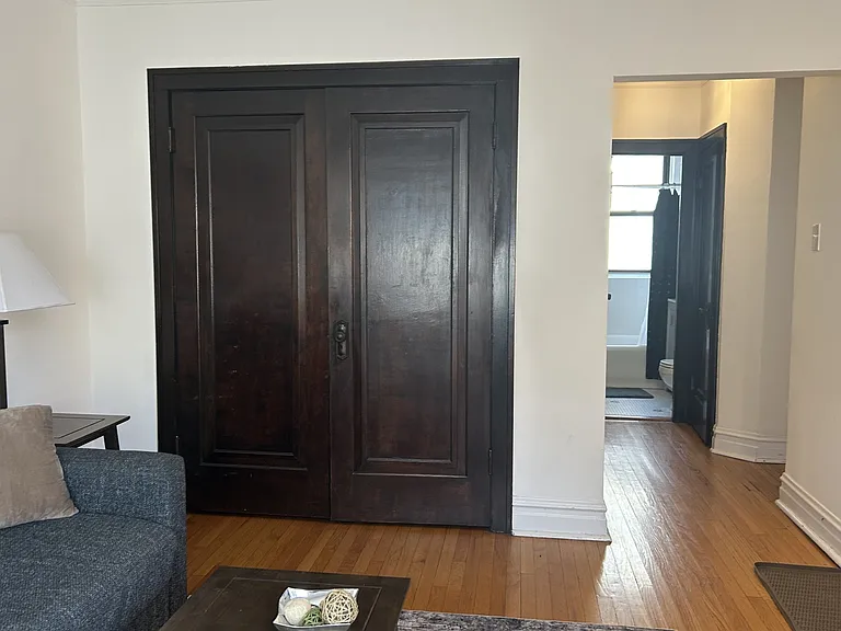 1911 W Larchmont Ave #1B — Photo 2