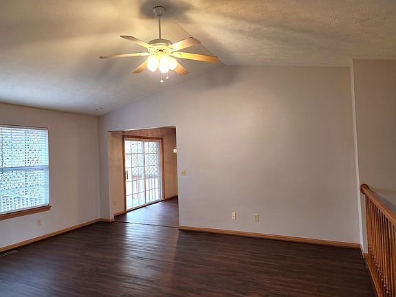 4th image of 482 University Dr